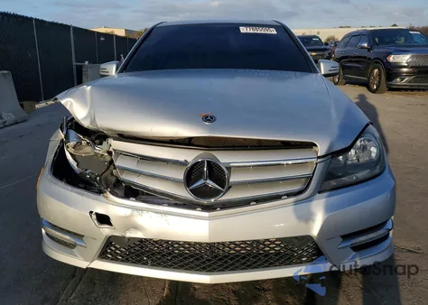 2012 Mercedes-Benz C 250 z USA, uszkodzony, nr VIN WDDGF4HB1CA661633